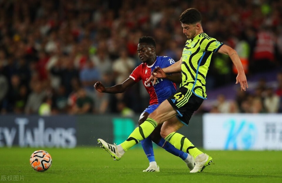 九游平台网页版-阿森纳三位新援晒捧杯照