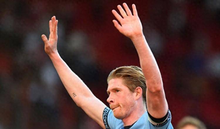 九游游戏官网入口-小球迷冲进球场